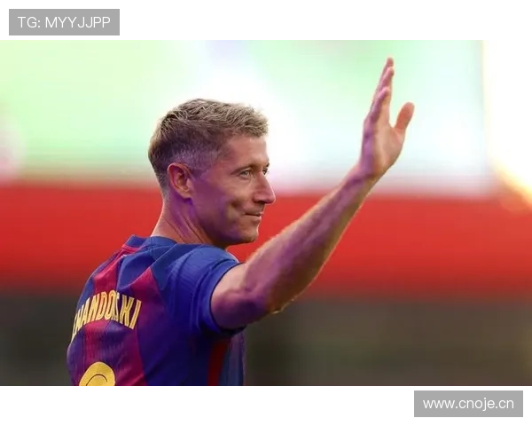 莱万多夫斯基在巴萨体系中的角色变化解析：战术适应能力评估